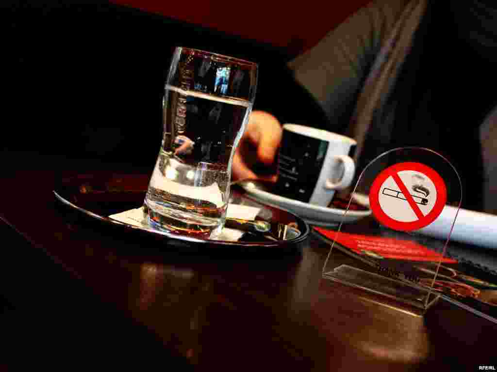 Забрането пушење во кафулињата - Знак за забрането пушење во скопско кафуле