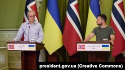 Президент України Володимир Зеленський (праворуч) і прем’єр-міністр Норвегії Йонас Ґар Стьоре, 1 липня 2022 року 