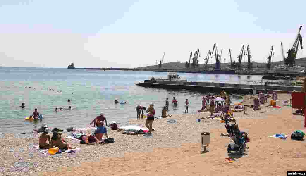 Відпочивальники на пляжі в Феодосії, Крим, 8 липня 2015 року