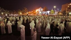 معترضان شب چهارشنبه در برابر پارلمان تجمع کردند