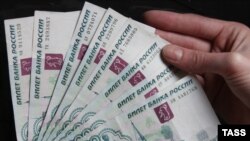 "Разговоры о новой мировой резервной валюте главным образом предназначены для внутрироссийского потребления: они создают ауру героя вокруг имени президента Медведева"