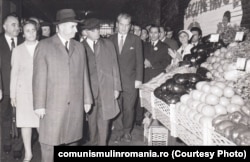 Nicolae Ceaușescu vizitează o piață. Aceasta era aprovizionată înainte pentru a lăsa impresia că oamenii muncii nu duc lipsă de nimic.
