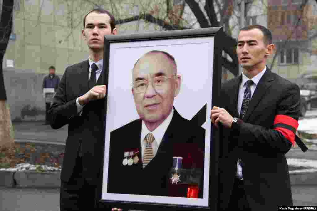Aliev's father, Mukhtar, died in Almaty last month. On February 23, Rakhat Aliev posted a letter online addressed to his late father, in which he said he was sorry he was unable to "fulfill a son's duty" to attend the funeral.