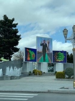 Ашгабат. Фотографировать портреты президента Бердымухамедова запрещено. За ними обычно наблюдают сотрудники полиции в гражданском, которые могут подойти и попросить удалить фотографии.