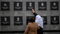 Dy gra vizitojnë memorialin kushtuar Masakrës së Reçakut, ku edhe familjarë të tyre janë në mesin e viktimave. Janar 2020. 