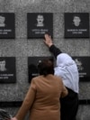 Dy gra vizitojnë memorialin kushtuar Masakrës së Reçakut, ku edhe familjarë të tyre janë në mesin e viktimave. Janar 2020. 
