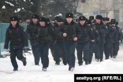 Отряд полиции бежит для оцепления акции протеста «День несогласия». Алматы, 25 февраля 2012 года.
