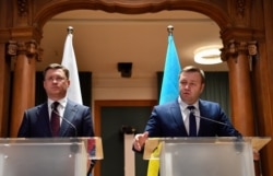 Министры энергетики России и Украины Александр Новак (слева) и Алексей Оржель на переговорах по газу в Берлине