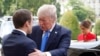 Президенты Трамп и Макрон приветствуют друг друга перед началом переговоров, Париж, 13 июля 2017