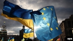 Ukrainë - Flamujt e Bashkimit Evropian dhe të Ukrainës valojnë gjatë protestës kundër qeverisë në Kiev, 5 dhjetor 2013