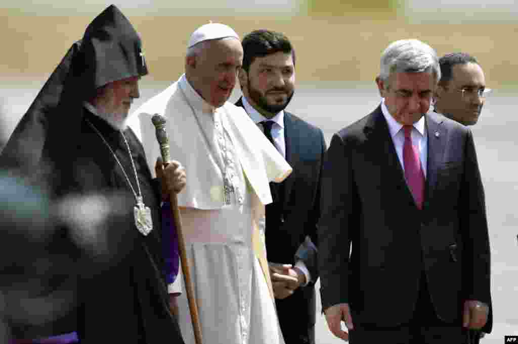 Armenia -- Pope Francis (2nd L) is welcomed by Catholicos of All Armenians Karekin II (L) and Armenian President Serzh Sarkisian (2nd R) upon arrival at Yerevan's Zvartnots Airport, June 24, 2016