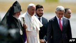 Папа Римский Франциск (в середине), президент Армении Серж Саргсян и католикос всех армян Гарегин II. 