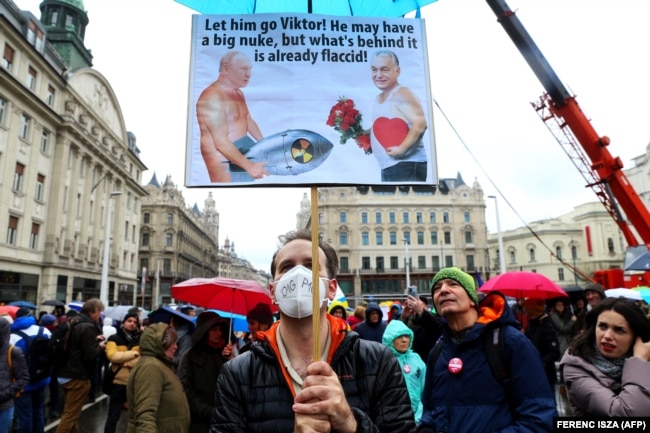 Демонстрация в Венгрии в поддержку Украины. Премьер-министр страны Виктор Орбан критикуется за поддержание тесных отношений с Владимиром Путиным. Будапешт. Апрель 2022