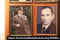 Світлина Мирослава Симчича (ліворуч) поруч із портретом Степана Бандери