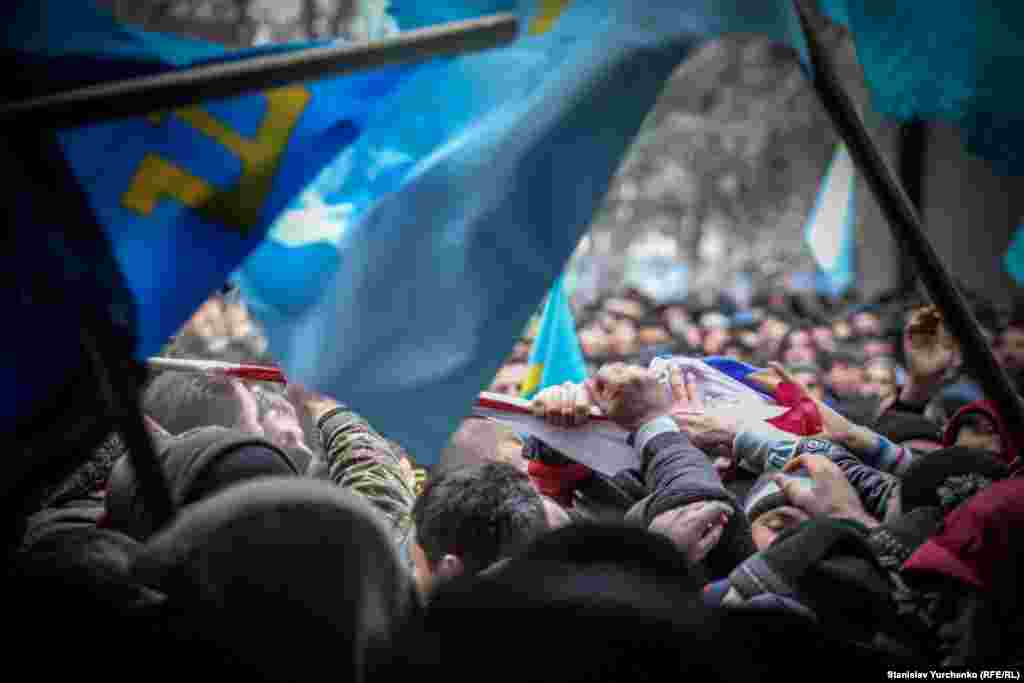 Fevralnıñ 26-nda kündüz parlament yanında endi 10-dan 20 biñge yaqın Ukraina tarafdarı ve 2-4 biñ Rusiye tarafdarı buluna edi. Olarnıñ arasında milis hadimleri tura edi