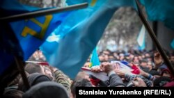 Qırım Yuqarı Şurası ögünde Ukraina topraq bütünligine qoltutuv mitingi, 2014 senesi fevralniñ 26-sı
