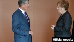 Президент Алмазбек Атамбаев менен Германия канцлери Ангела Меркел. 