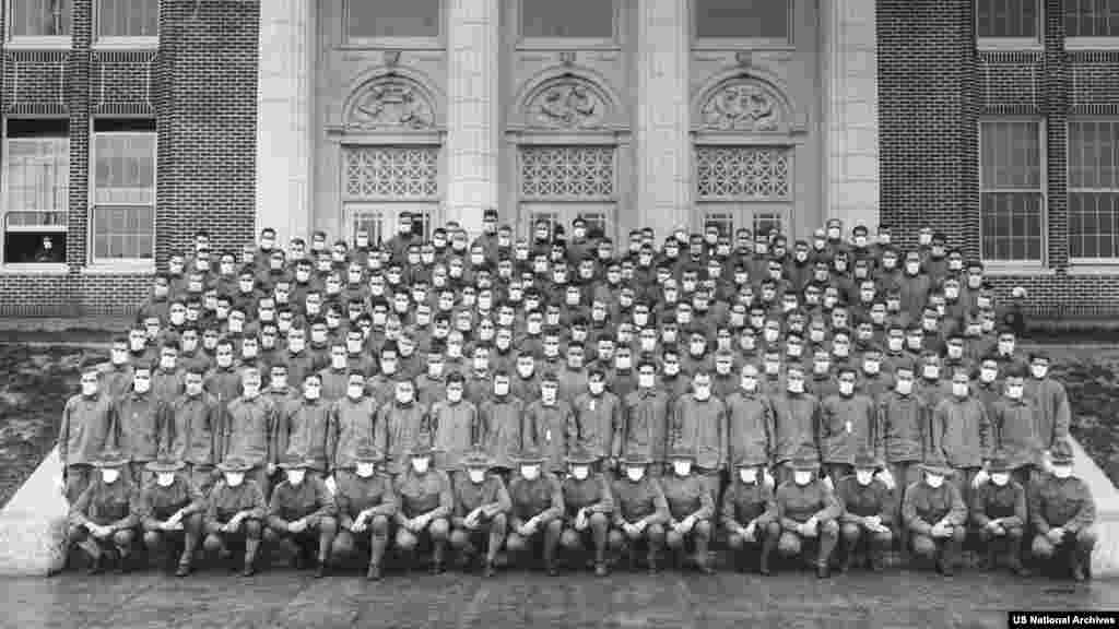 Члены армейского учебного корпуса армии США носят &laquo;маски от гриппа&raquo; в октябре 1918 года в разгар самой смертоносной пандемии в современной истории