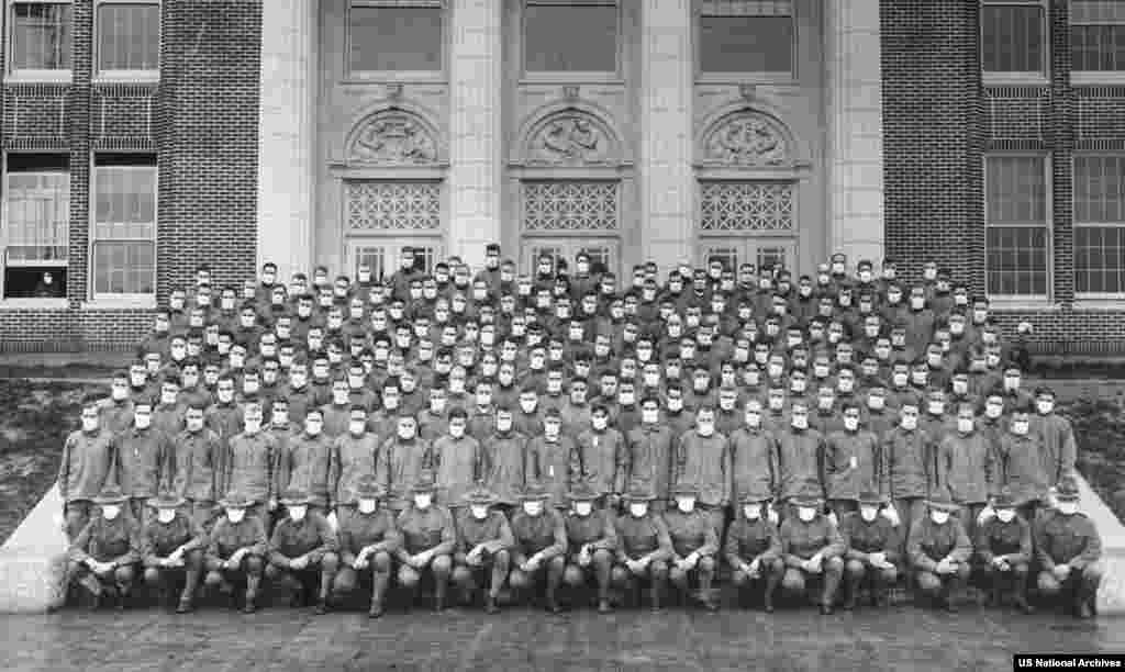 Члени армійського навчального корпусу армії США одягнуті у &laquo;антигрипову маску&raquo; у розпал найсмертельнішої пандемії сучасної історії, жовтень 1918 року.