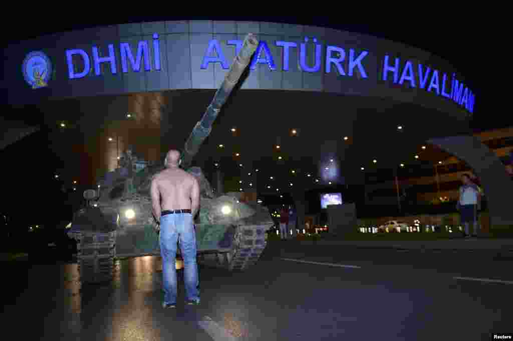 Ubrzo je vojska blokirala i ulaz u međunarodni aerodrom &quot;Ataturk&quot;.