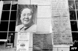 Un portret al lui Mao Zedong pe zidul Universității Sorbona la 18 mai 1968