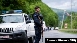 Kosovë: Një polic i Kosovës gjatë një aksioni afër fshatit Çabër të Mitrovicës. (28 maj 2019). 