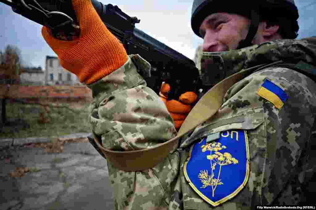 Новобранцы в хорошем настроении, хотя многие из них никогда не были в настоящем бою.