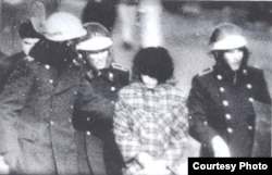 Милиционеры ведут задержанную участницу Декабрьских событий 1986 года. Фотокопия снимка из книги Болатбека Толепбергенова "Неизвестный Желтоксан".