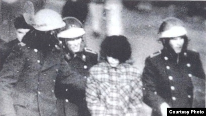 Толық әйелі бар қара жігіт