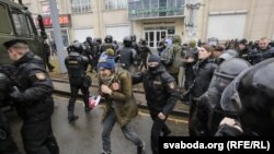 Милиция задерживает людей в Минске, Беларусь, 25 марта 2017