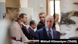 Vladimir Putin gjatë vizitës në një muze në Mari El