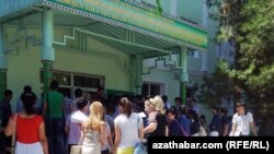Туркменские студенты зарубежных вузов ждут получения необходимых документов перед госучреждением в Ашхабаде. (фото из архива) 