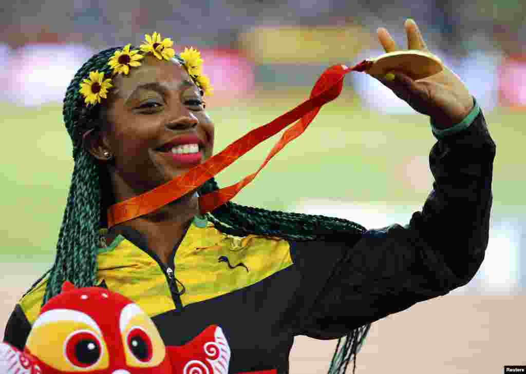 Pekində keçirilən Dünya Atletiko Çempionatında qızıl medal qazanan Yamayklı qadın. REUTERS/Damir Sagolj