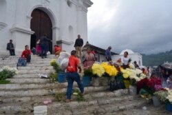 Кветкі на прыступках храму