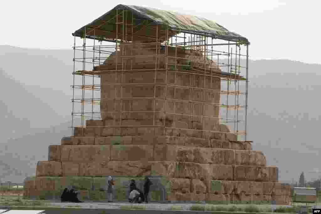 پاسارگاد؛&nbsp;این مجموعه&nbsp;سازه&zwnj;های باستانی دوران هخامنشی را در بر می&zwnj;گیرد و در استان فارس قرار دارد. آرامگاه کوروش بزرگ از جمله مشهورترین این سازه&zwnj;ها است. یونسکو این مجموعه را ۱۴ سال پیش در سال ۲۰۰۴، با صد در صد آرا به فهرست خود افزود.