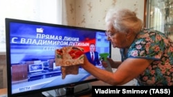 Жительница российского города Иваново перед началом трансляции "Прямой линии с Владимиром Путиным"