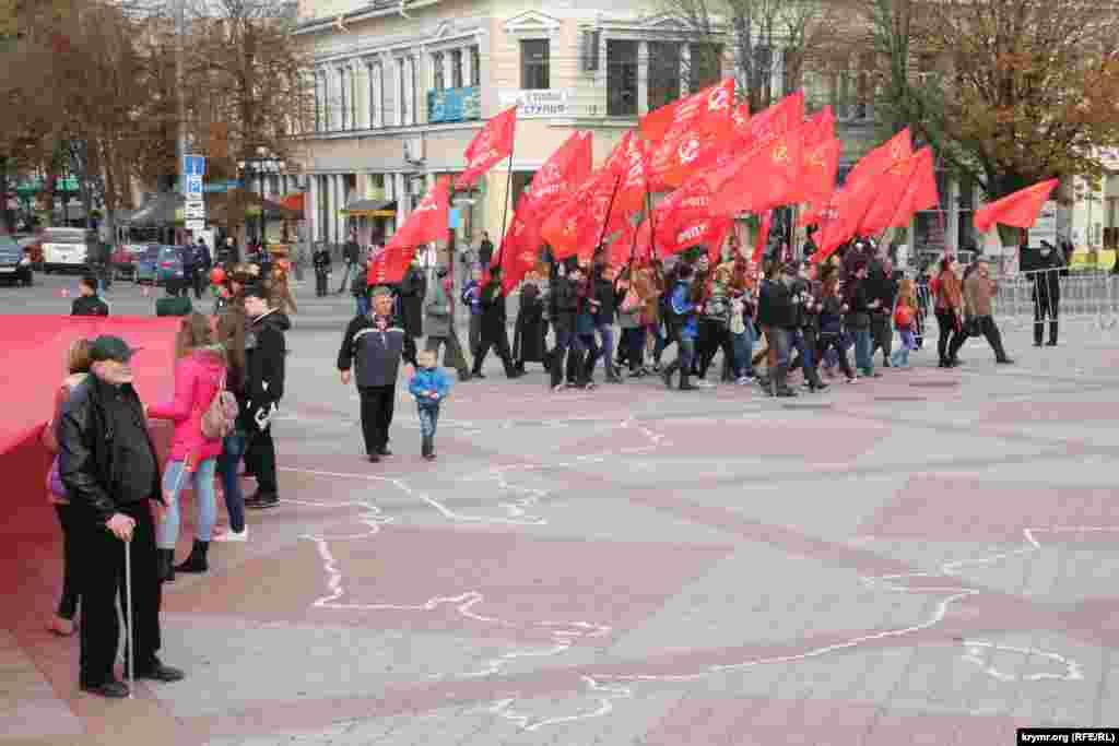 Приблизно тисяча осіб із прапорами й транспарантами пройшли проспектом Кірова