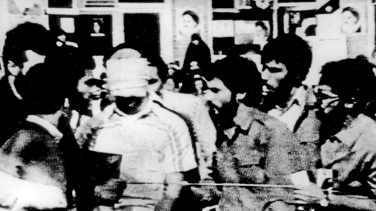 Захват посольства. Захват посольства США В Тегеране в 1979 году. Захват американского посольства в Иране в 1979. Штурм американского посольства в Иране 1979. Захват заложников в посольстве США В Тегеране.