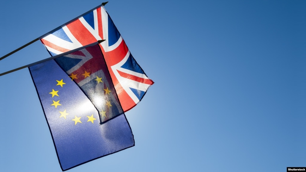 پرچم‌های اتحادیه اروپا و بریتانیا در اهتزاز