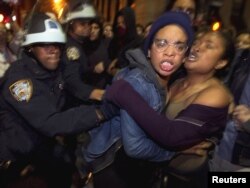 "Уолл-стритти ээле!" кыймылынын мүчөлөрү Нью-Йорк полициясынын кызматкерлери менен тирешүүдө. 15-ноябрь 2011