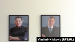 Fotografije ministra odbrane Aleksandra Vulina (L) i predsednika Srbije Aleksandra Vučića u kancelariji Inspektorata za rad u Čačku