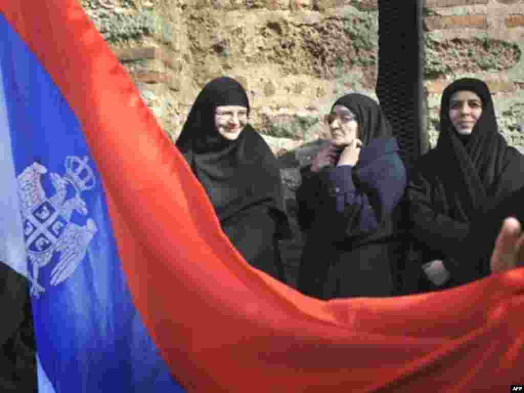 Православные монахини наблюдают за протестом сербов в деревне Грачаница, 15 км от Приштины, 18 февраля 2008