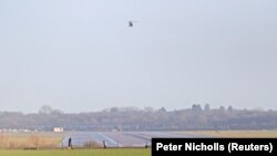 Полицейский вертолёт охотится за дроном над аэропортом Гатвик