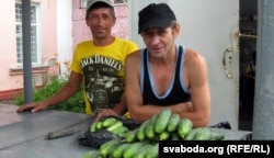 Гандляры агуркамі ў Добрушы. Архіўнае фота