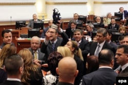 Албания депутаттары Сирия химиялық қаруын ел аумағында жою ұсынысын талқылауға қарсы шықты. Тирана, 14 қараша 2013 жыл.