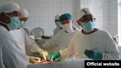 Кыргыз врачтары бейтапка операция жасоодо