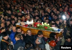 Еуромайдан белсендісін жерлеу рәсімі. Киев, 21 ақпан 2014 жыл.