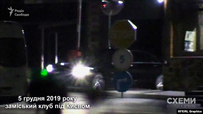 Пізніше кортеж з цих двох автівок швидко залишив заміський комплекс.