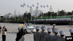 Türkmenistan garaşsyzlygynyň 25 ýyllygy mynasybetli harby paradda täze harby tehnikasyny görkezdi, Aşgabat, 27-nji okrtýabr, 2016. 