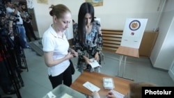 Armenia - Voters at a polling station in Yerevan, 23 September 2018.